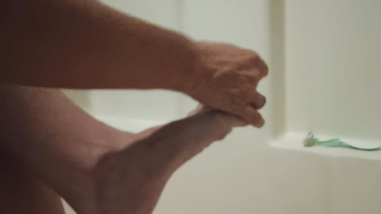 Marcy pinta suas unhas dos pés
