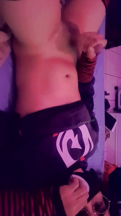 Kitty Femboy ανταλλάσσει γυμνά, δαχτυλώνει και τραβάει μαλακία