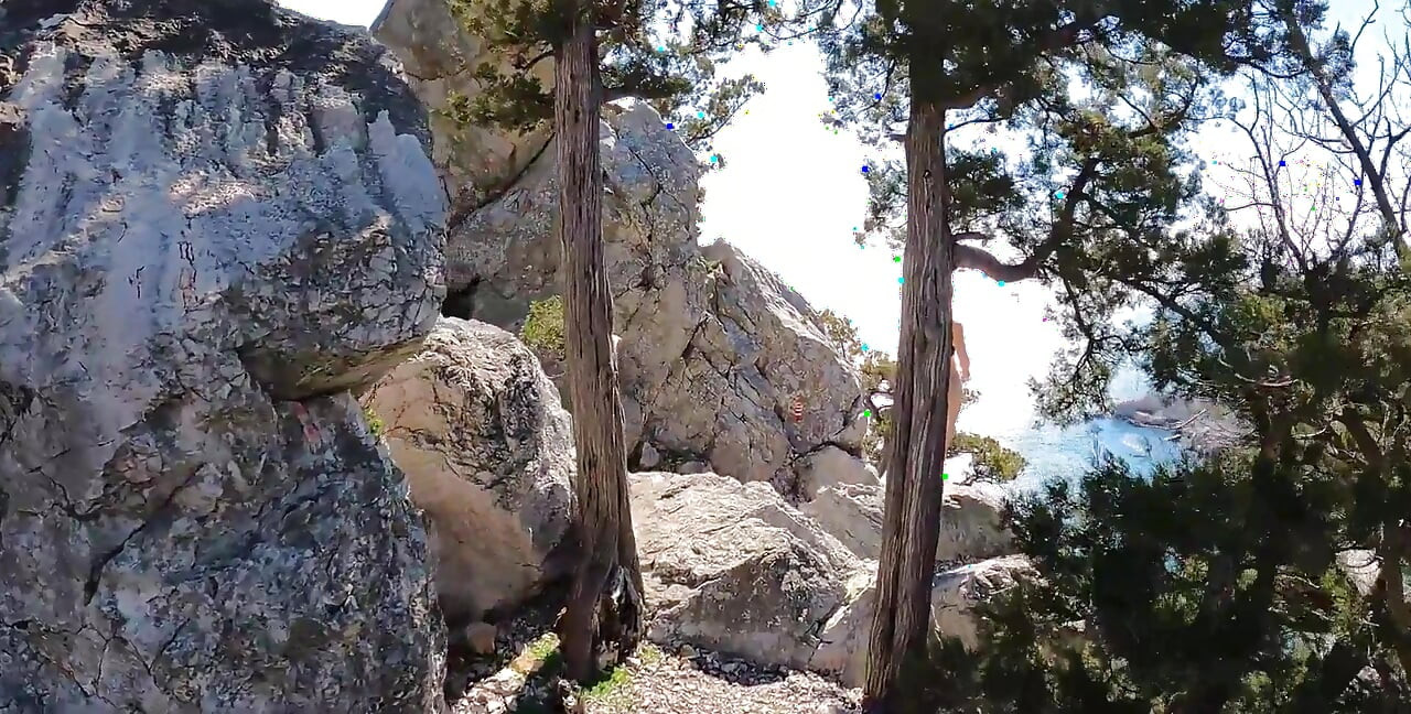 戶外情色，一個身材驚豔的女孩在大海和山脈的背景下展示她壯麗的屁股。