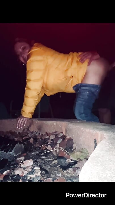 MILF ryger og bliver kneppet udenfor