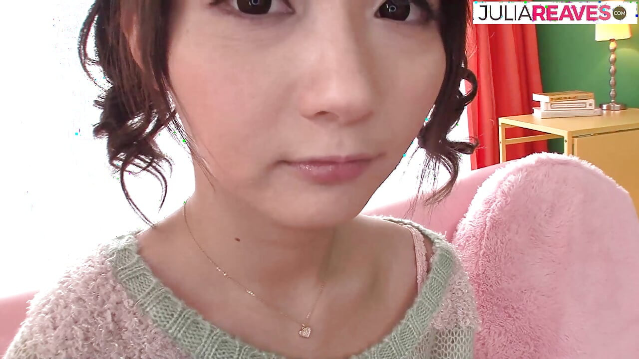 हॉट लड़की बड़े लंड के रूप में पैर फैलाती है और अपनी बालों वाली चूत में स्लाइड करती है