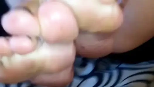 Ich reibe meine haarige muschi, damit mein mann mich mit sperma bespritzen kann.