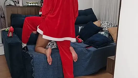 Sinterklas ngentot istrimu sambil nonton