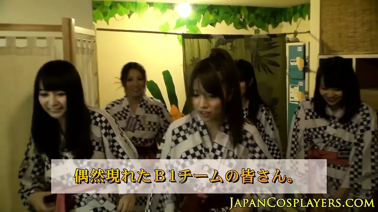 角色扮演和服日本辣妹在小组中做爱