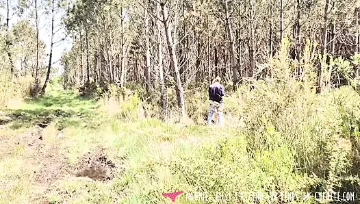 Vends-ta-culotts - Die atemberaubende Naomie Ricci lutscht den schwanz eines fremden im wald
