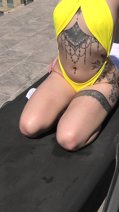 Shana Grimoire X Solougo, намазанная маслом массаж в бикини на крыше, День 16