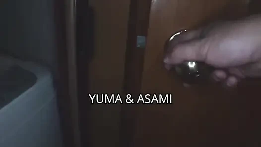 İki ateşli Japon kız Asyalı bir yarağı emiyor!