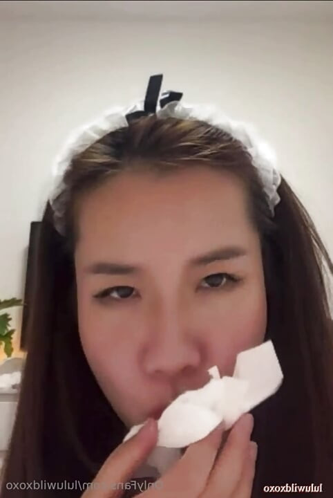 Bà nội trợ trên camera trực tiếp trong khi ông chủ của cô ấy xem cu giả thổi kèn