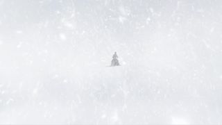 Naakt meisje wordt gesleept door sneeuwscooter 3d