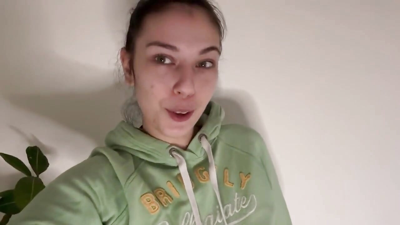 POV Diese Kleine Schlampe Lutscht Meinen Schwanz, Macht Einen Footjob Und Einen Tittenjob Und Bekommt Einen Sperma-shot