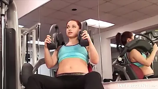 Polonyalı tatlı kız spor salonunda sikiliyor