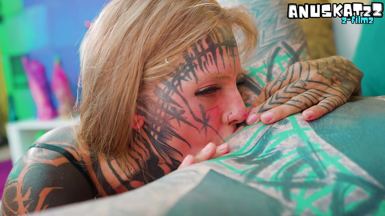 Alt-girls verdoppeln sich beim tiefen anal-probieren mit mutierten alien-spielzeugen