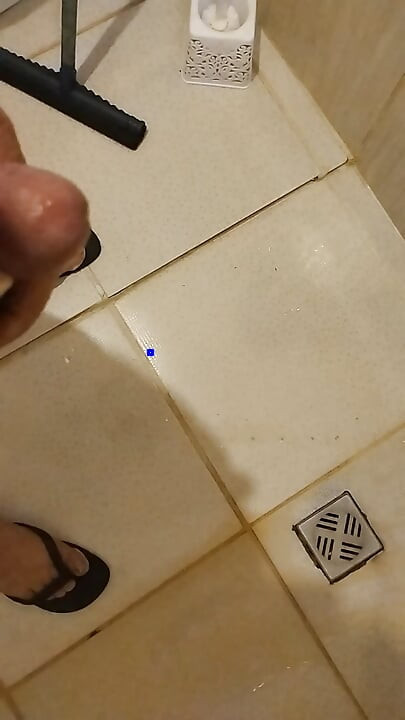 Urine falling in slow motion impresses