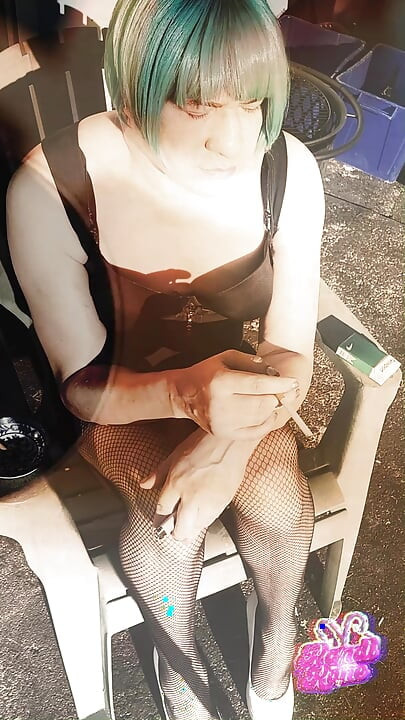 性感娘娘腔Kandi Kane抽菸玩弄她的雞巴
