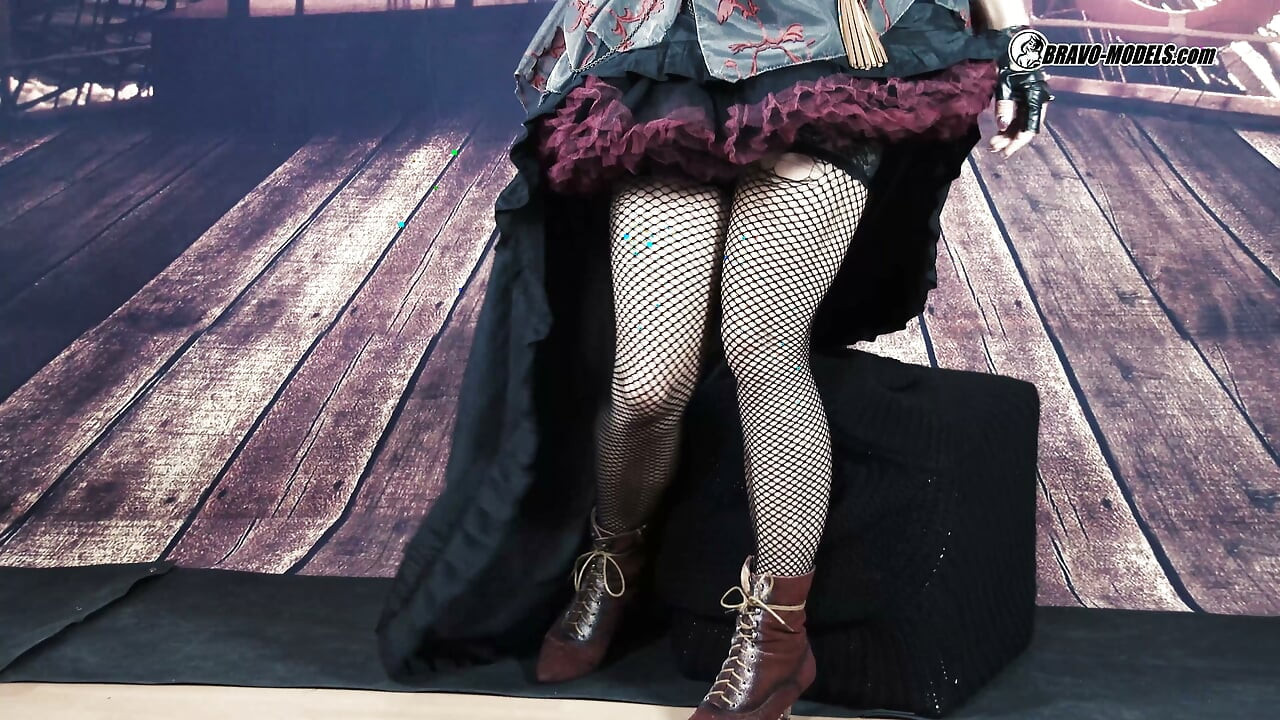 400 barbara bieber sebagai gadis bajak laut dengan kostum steampunk cosplay kapal