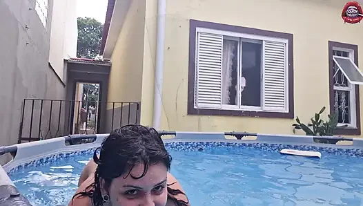Deine Schlampen-nachbarin Zeigt Sich Im Pool