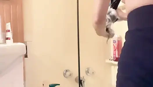 Hana waschen ihre haare auf der badewanne, kleine titten, so schön