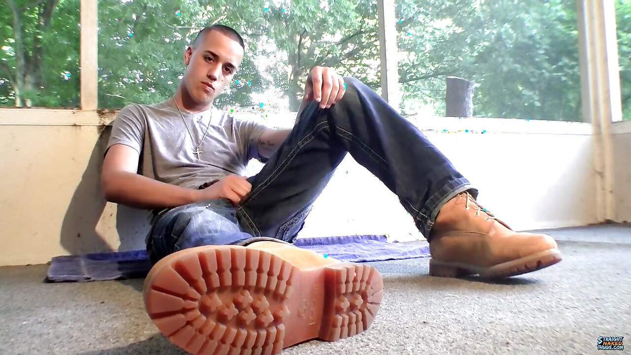 Straight Boy Leo Needs to Unload