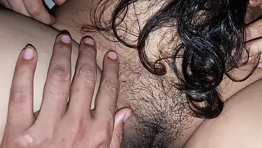Bengalisches desi inderin süß und voll nackt heißes bhabhi, fickt Devar in einem geheimen zimmer.