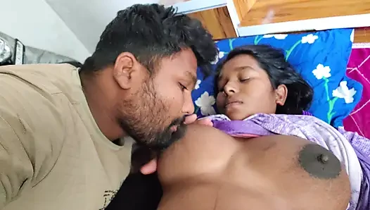 Devar apni hamile yenge ka göğüslerini okşuyor kar raha he - desi ateşli genç yenge güzel meme ucuyla suklıyor.