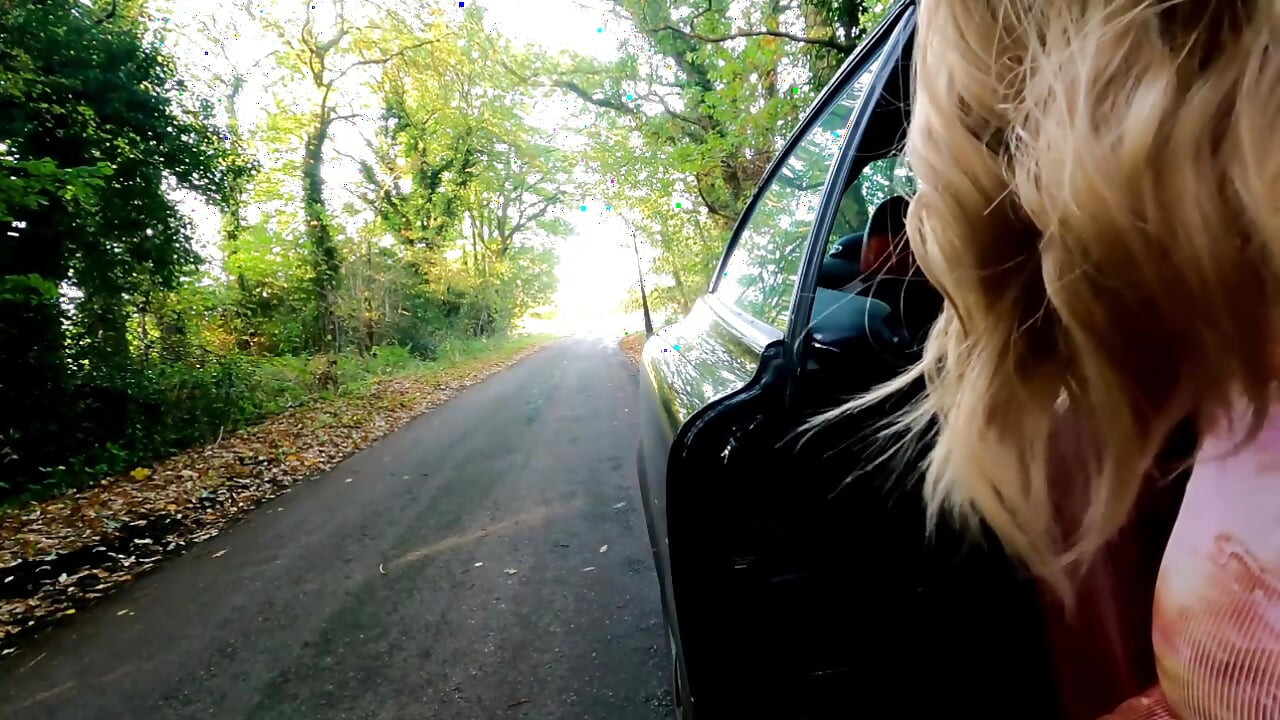 Crossdresser Kellycd2022 ut för en bilresa ner i körfälten