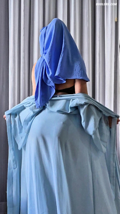Hijabi Twerking in Blue Abaya 👗