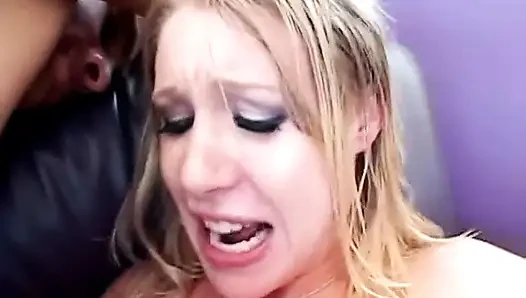 Lustvolle blondine bekommt wildes viererficken auf der couch von hengsten