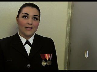Marinha menina morena recebe facial duplo em gloryhole