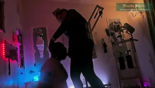 Monika Smith sakso eğitimi takma yaraklı kaltak sözlü aşağılama tükürüyor