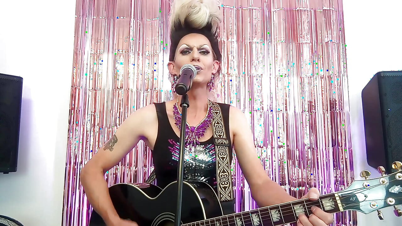 أليكسا تغني وتلعب على الهواء مباشرة