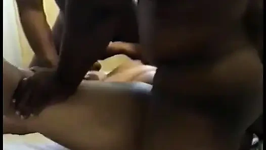 Чернокожая домохозяйка Jucilicious любит сбивать пыль со старого Sombrero, пока другие возбужденные мужчины проникают в ее щель