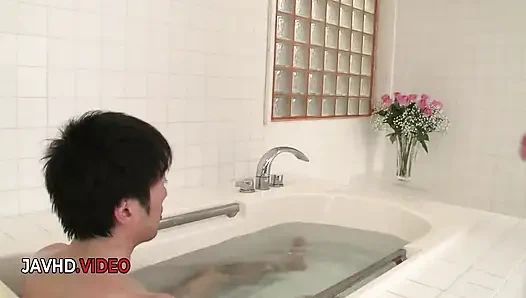 Tante seksi jepang dengan toket besar lagi asik nyepong kontol penuh gairah