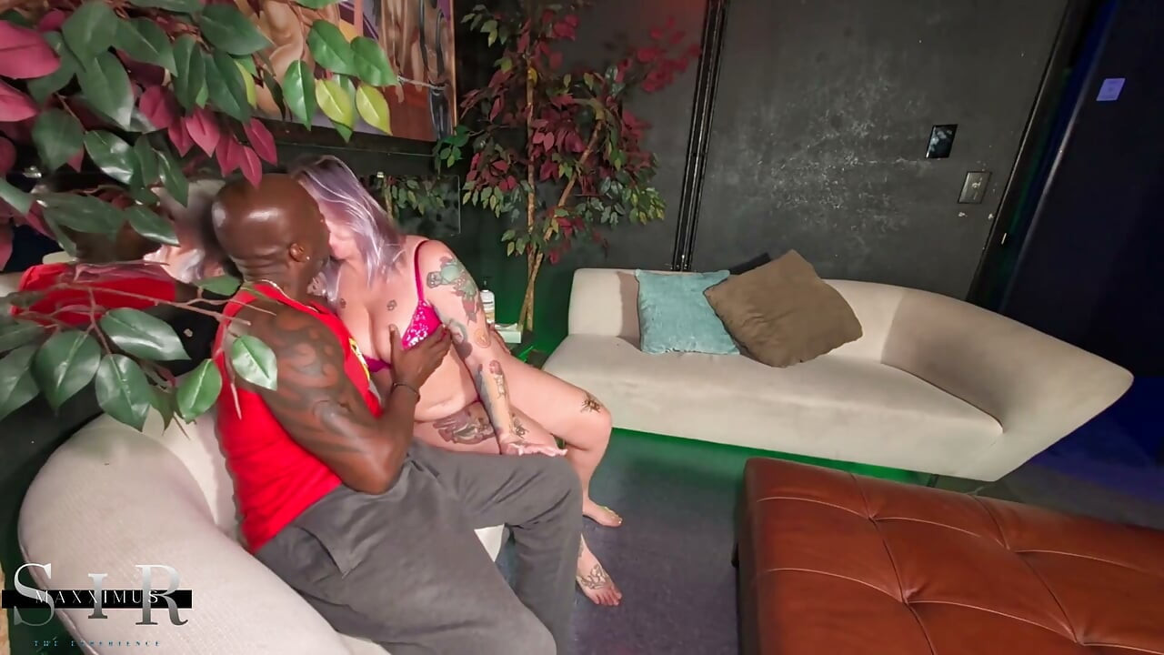 PAWG Hotwife Gets the Experience at the Green Door in Vegas