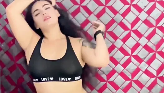 Вирус 2026! Эксгибиционист Dj Kitty мастурбирует в черном нижнем белье, пока пол не будет мокрым