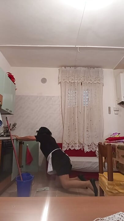 Travesti faz limpeza de casa
