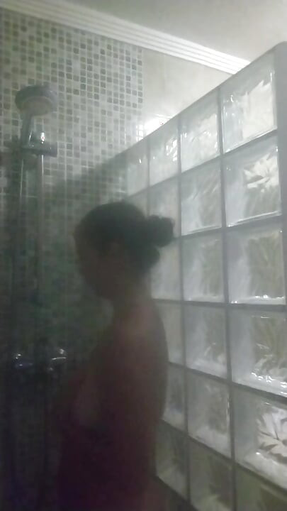 Main di kamar mandi yang sangat panas