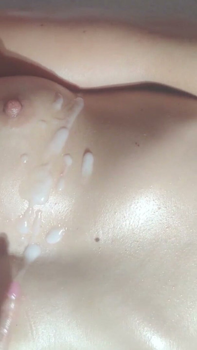 내가 자위하는 동안 가슴에 사정, 뜨거운 정액이 가슴에 묻은 채로 계속 자위해서 오르가즘 | 클립 1