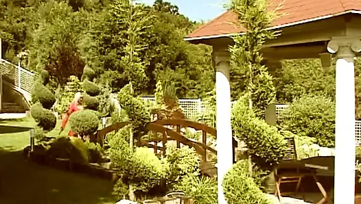 Heiße vollbusige MILF in den arsch gefickt und von retro großem schwanz in den mund gespritzt
