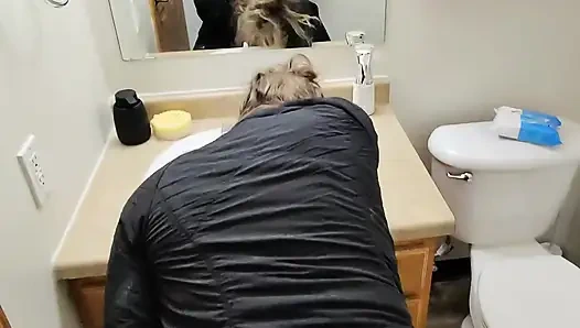 Скрытный секс с возбужденной женой в ванной после вечеринки