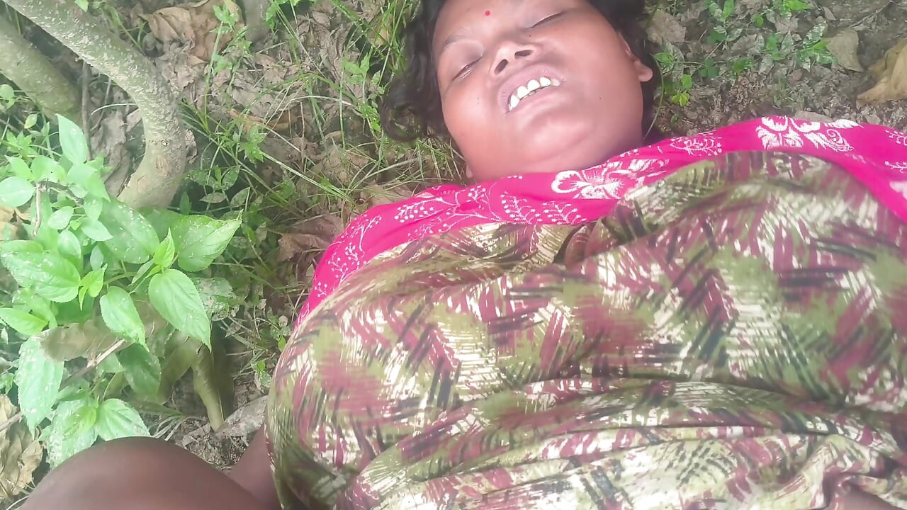Bhabhi ko jungle mein le jakar chudai ki outdoor