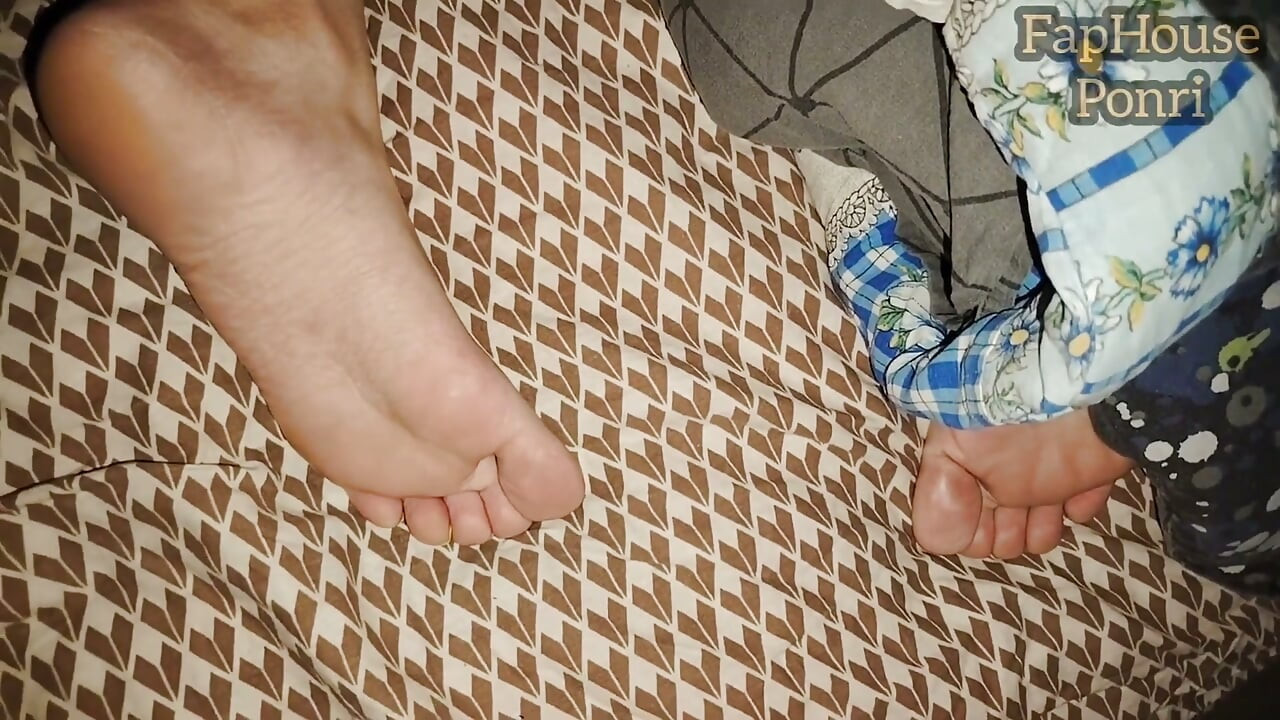 meri sauteli bahan ne mujhe uske pair chhoone die.