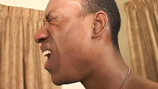 Cewek kulit hitam pantat besar menggosok memeknya dan disetubuhi oleh pria