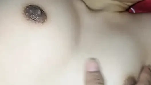 Erkek arkadaşıyla birlikteyken komşuya bağırdı