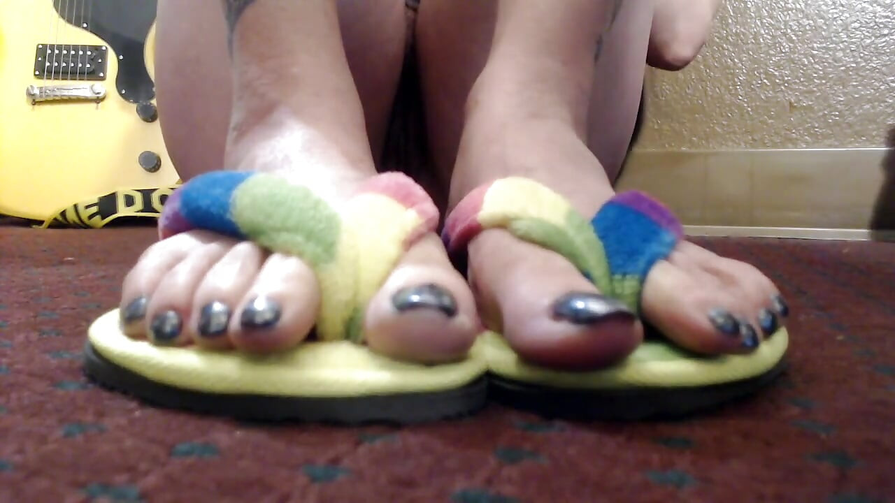 Closeup toe wiggling flip flops nude