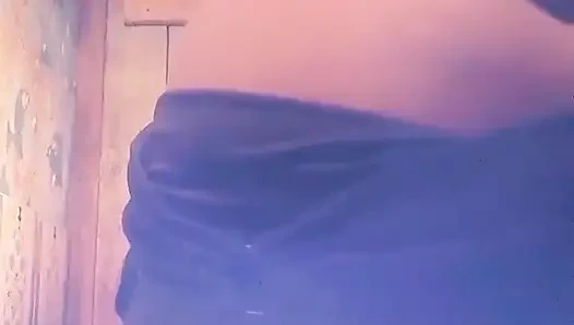 Ibu tiriku pamer toketnya sama aku sambil aku tonton