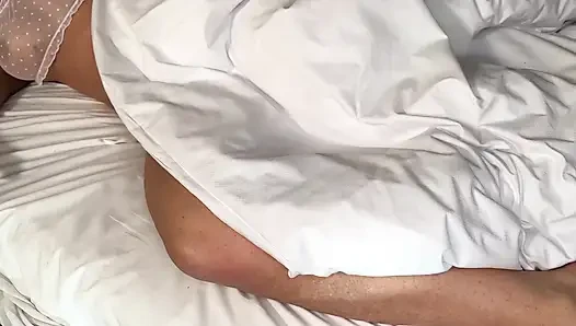 Cindy ngasih perawatan untuk kontol ngacng