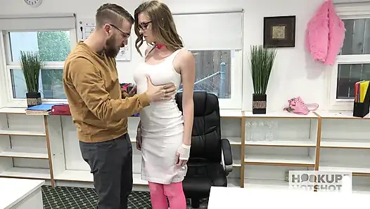 Ashley Lanes büyük doğallar sert sikilirken zıplıyor