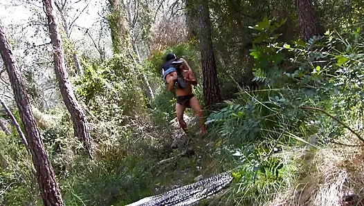 Azgın genç amcık Cherry'nin sert sikilen yarığı dölle dolu görünüyor