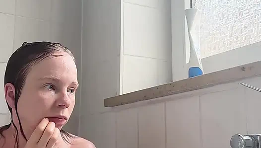 Uzun labialar ve sert meme uçları