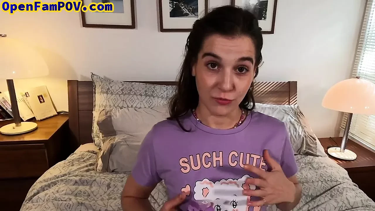 Zierliche Stieftochter macht Dirtytalk und fingert Muschi vor Wichsanleitung